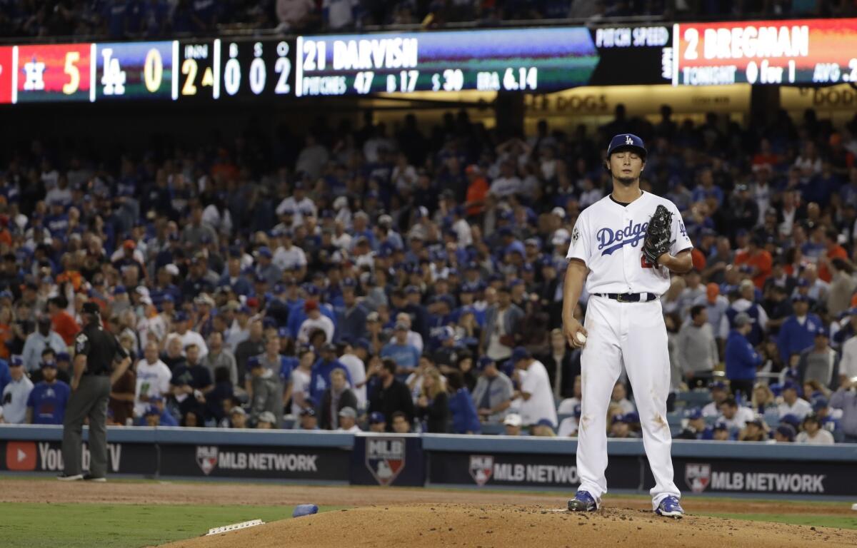 El japonés Yu Darvish, lanzador de los Dodgers de los Ángeles, se lamenta luego de permitir un jonrón de dos carreras de George Springer durante el séptimo juego de la Serie Mundial, el miércoles 1 de noviembre de 2017