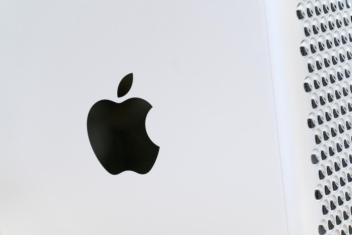 El logotipo de Apple en una computadora.