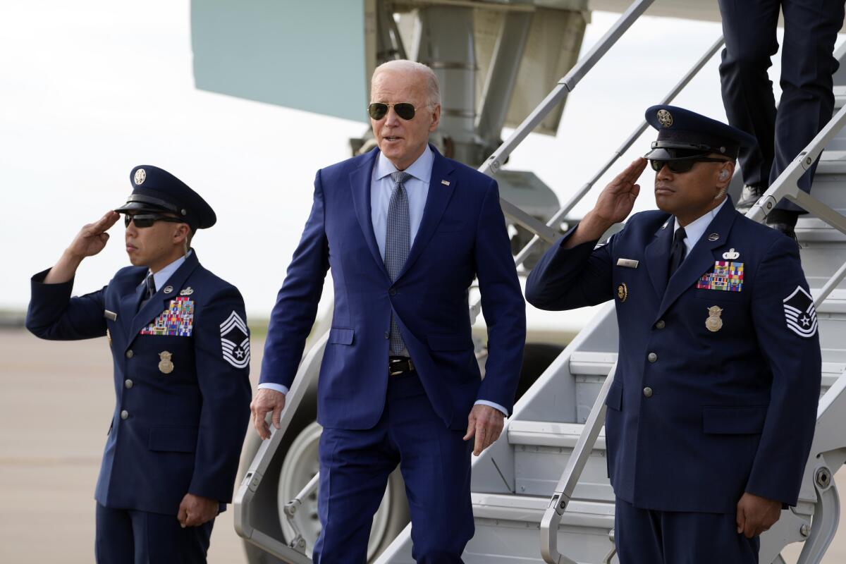 El presidente Joe Biden desciende del avión presidencial el miércoles 20 de marzo de 2024