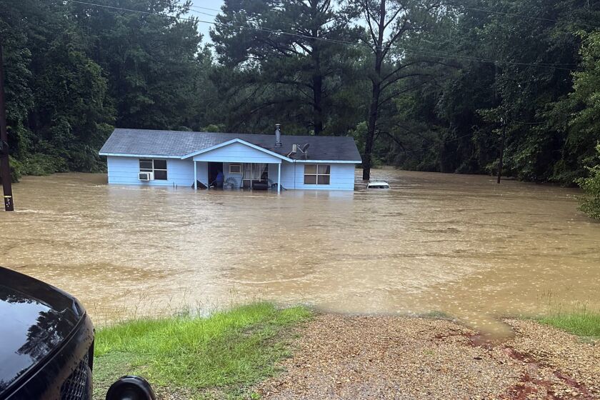 En esta imagen difundida por Michael Evans, representante estatal de Mississippi, se puede ver una residencia rodeada por una inundación el jueves 13 de julio de 2023, en Louisville, Mississippi. (Representante estatal de Mississippi Michael Evans vía AP)