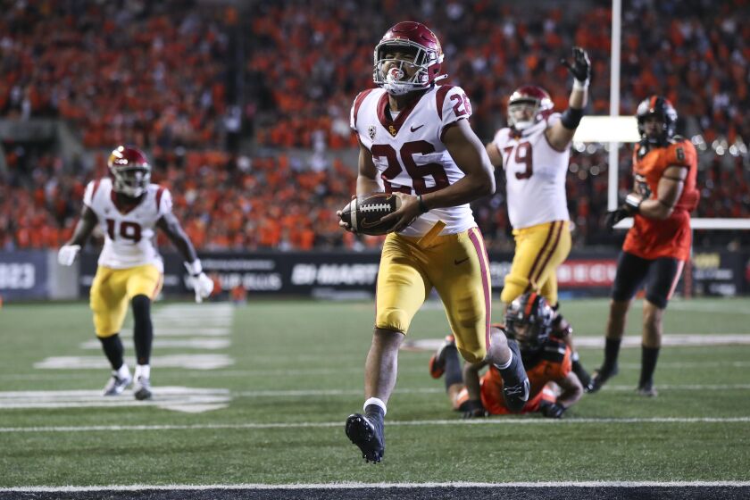 USC's Travis Dye scores a touchdown against Oregon State on Saturday
