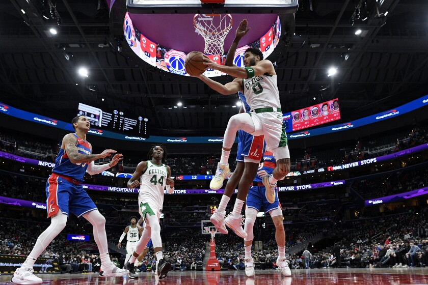 Jayson Tatum, alero de los Celtics de Boston, encesta en el partido ante los Wizards de Washington, el domingo 23 de enero de 2022 (AP Foto/Nick Wass)