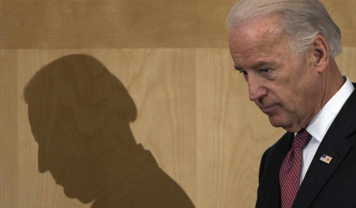 ARCHIVO -El vicepresidente Joe Biden baja del escenario tras hablar sobre la agenda de seguridad nuclear del