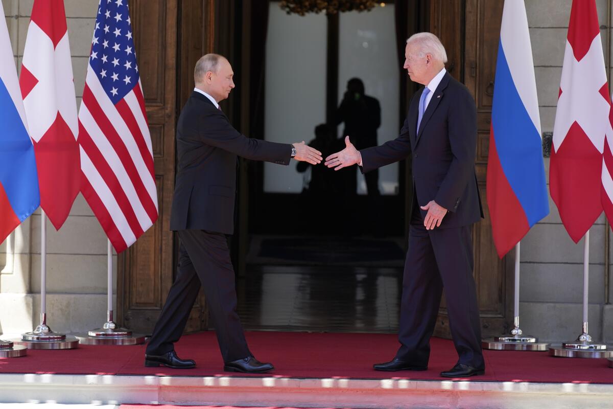 El presidente de Rusia, Vladimir Putin (i) y el mandatario de Estados Unidos, Joe Biden