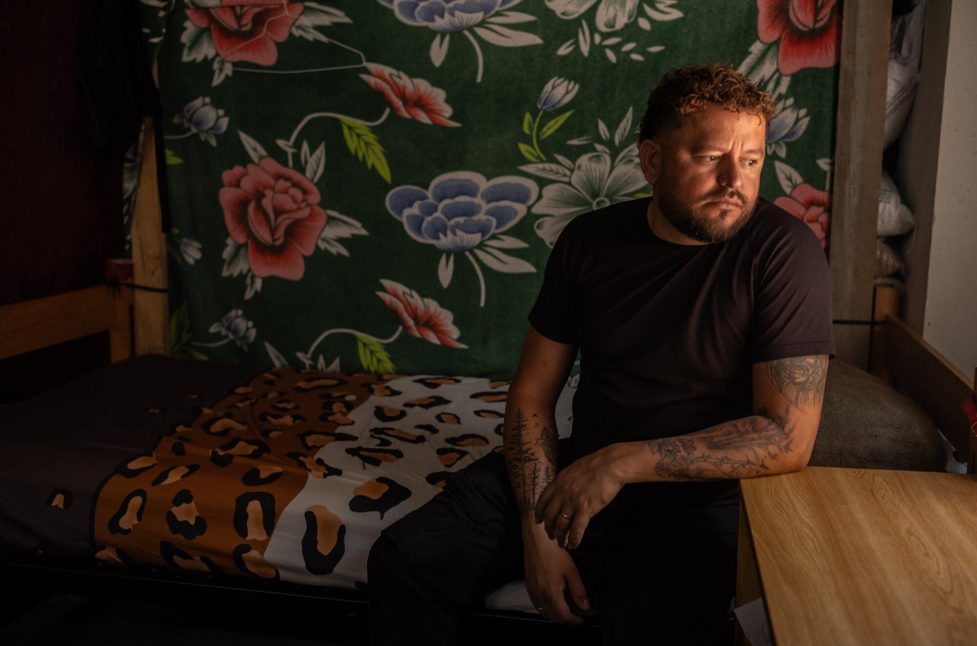 Richard Operio para el retrato en el refugio de migración de Oasis
