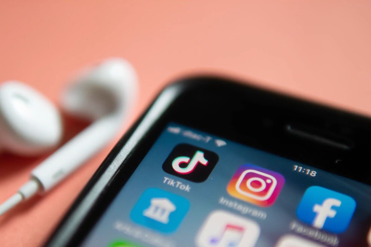 Oracle Enters Race To Buy Tiktok S U S Operations Los Angeles Times