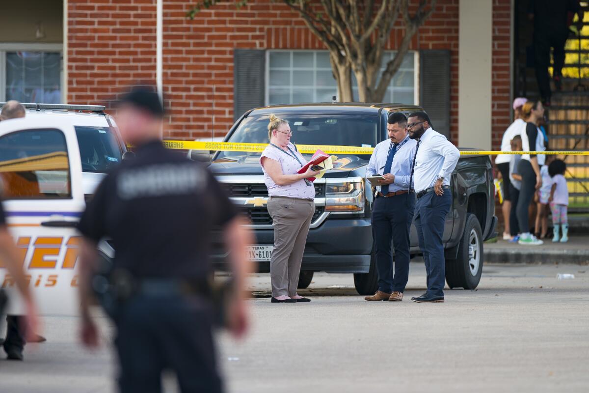 Policías cerca de la vivienda donde se encontraron restos óseos de un menor en Houston, Texas,