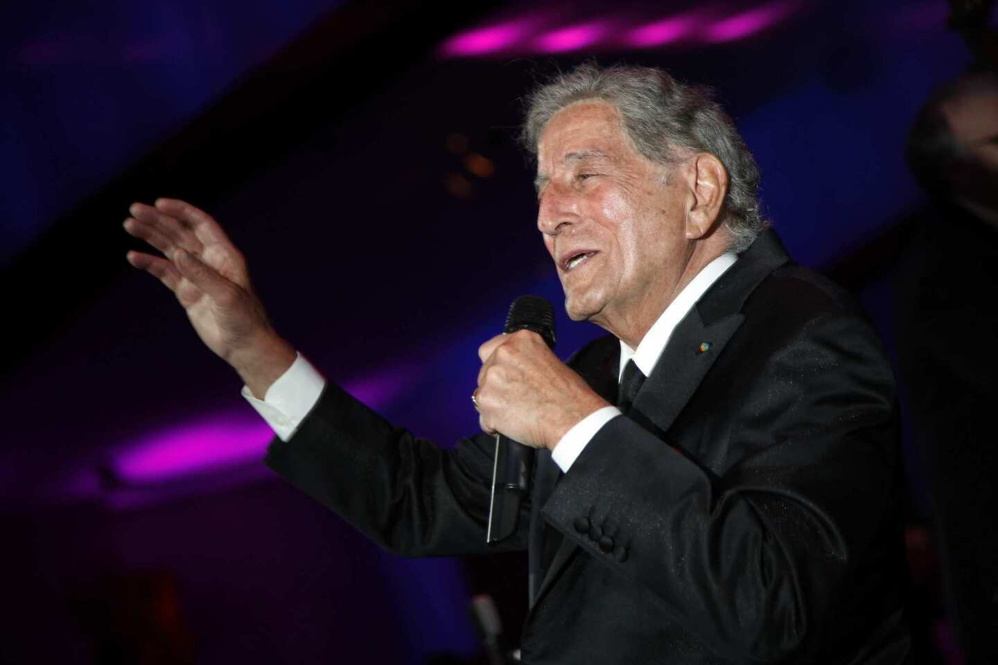 Tony Bennett performs for the stars after the Oscar ceremony.