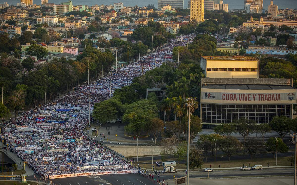 Miles de personas desfilan por una avenida durante la marcha del 1 de Mayo hacia la Plaza de la Revolución 