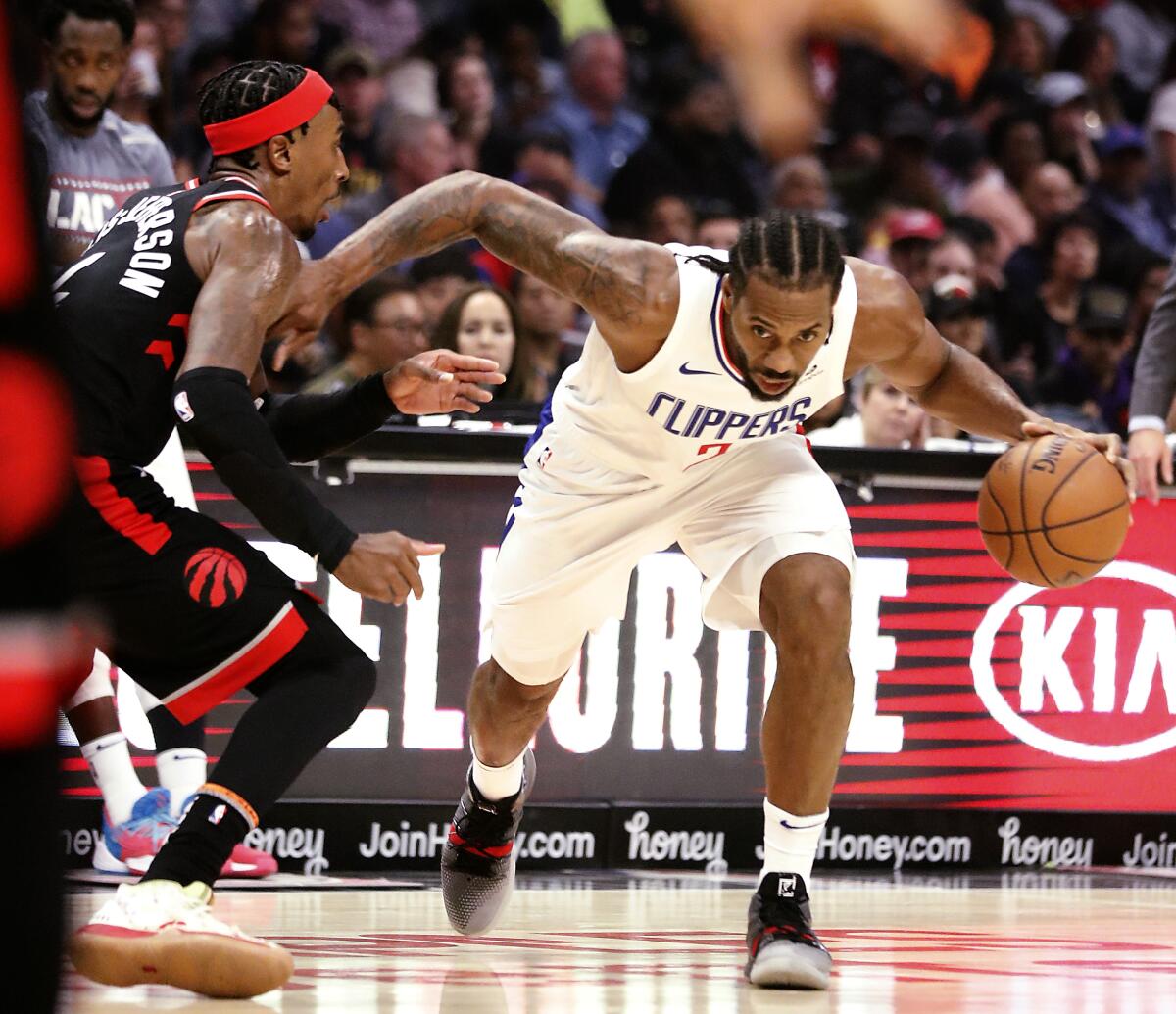 Clippers forward Kawhi Leonard drives to basket against Raptors forwartd Rondae Hollis-Jefferson during a game Nov. 11 at Staples Center.