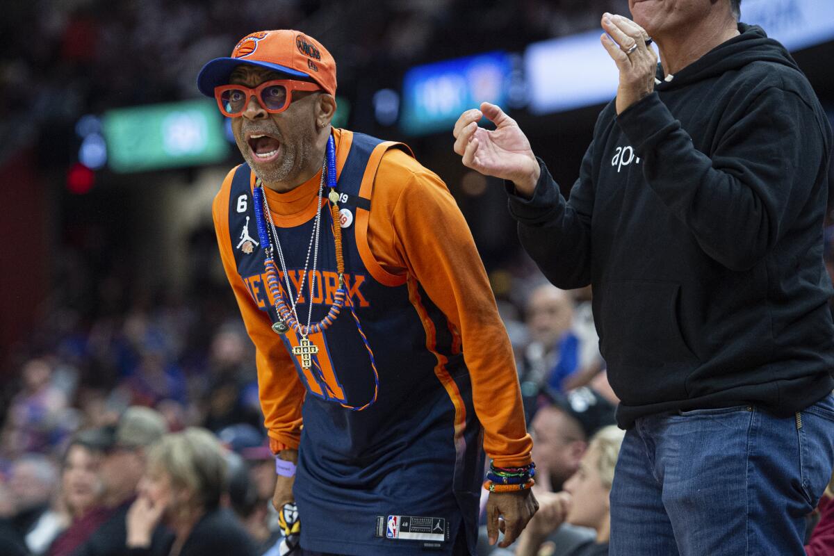 Spike Lee alienta a los Knicks de Nueva York en un partido de playoffs ante los Cavaliers de Cleveland, 
