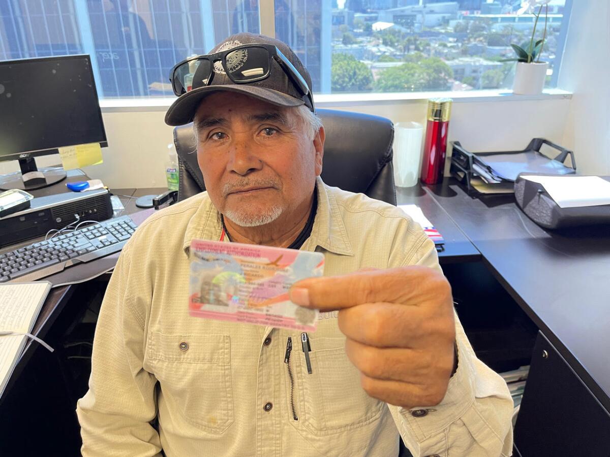 Ricardo Rodríguez muestra orgulloso su permiso de trabajo.