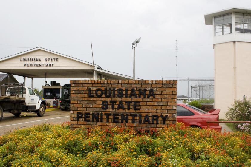 Vehículos pasan por la principal puerta de seguridad hacia la Penitenciaría Estatal de Luisiana, la Prisión Angola, la cárcel de máxima seguridad más grande del país, el 5 de agosto de 2008, en Angola, Luisiana. (AP Foto/Judi Bottoni, Archivo)
