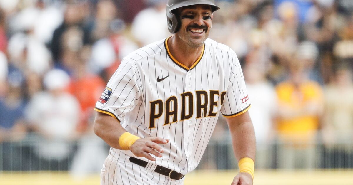 San Diego Padres balayent la série historique de deux matchs contre les Giants à Mexico grâce à Matt Carpenter en huitième manche