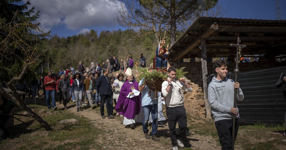 Oren por la lluvia: los agricultores españoles celebran una misa única en medio de la sequía