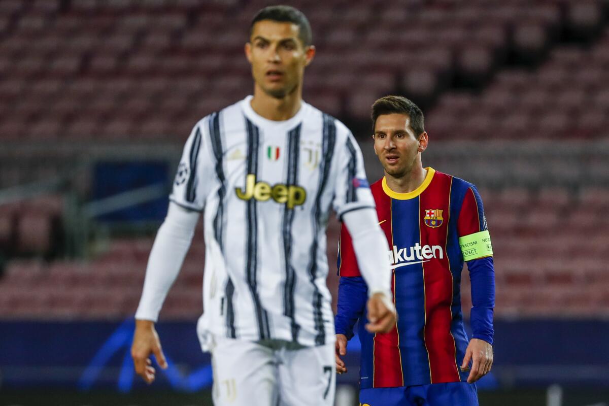 ARCHIVO - En esta foto del 8 de diciembre de 2020, Lionel Messi del Barcelona y Cristiano Ronaldo  