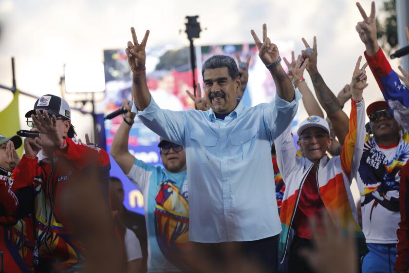 El presidente venezolano, Nicolás Maduro, hace señales de victoria con las manos a sus seguidores durante una manifestación a favor del gobierno en Caracas, Venezuela, el sábado 17 de agosto de 2024. (AP Foto/Cristian Hernández )