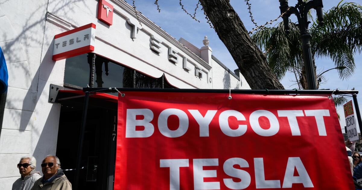 Musk tells Tesla employees to stick to their stocks during protests Musk tells Tesla employees to stick to their stocks during protests
