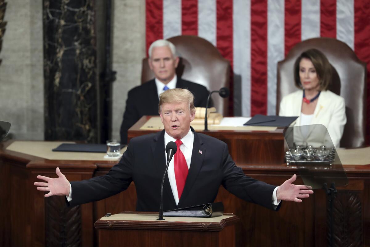 Fotografía de archivo del 5 de febrero de 2019 del presidente Donald Trump pronunciando su discurso sobre el Estado de la Unión en una sesión conjunta del Congreso en Washington. A sus espaldas aparecen el vicepresidente Mike Pence y la presidenta de la Cámara de Representantes, Nancy Pelosi. (AP Foto/Andrew Harnik, Archivo)