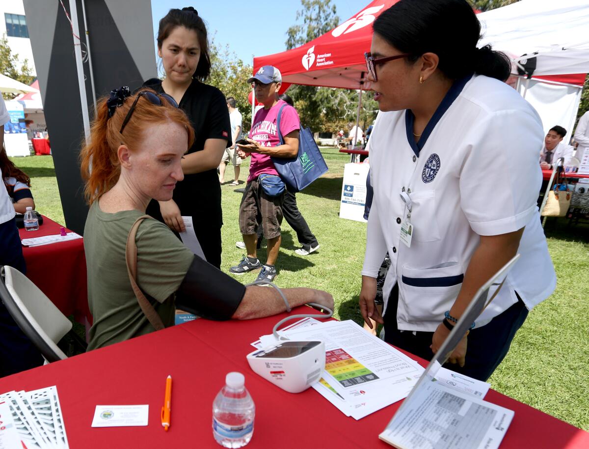 En el condado de Los Ángeles residen 893 mil personas que no tienen un seguro de salud.