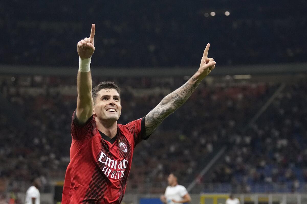Christian Pulisic del AC Milan celebra tras anotar el segundo gol de su equipo