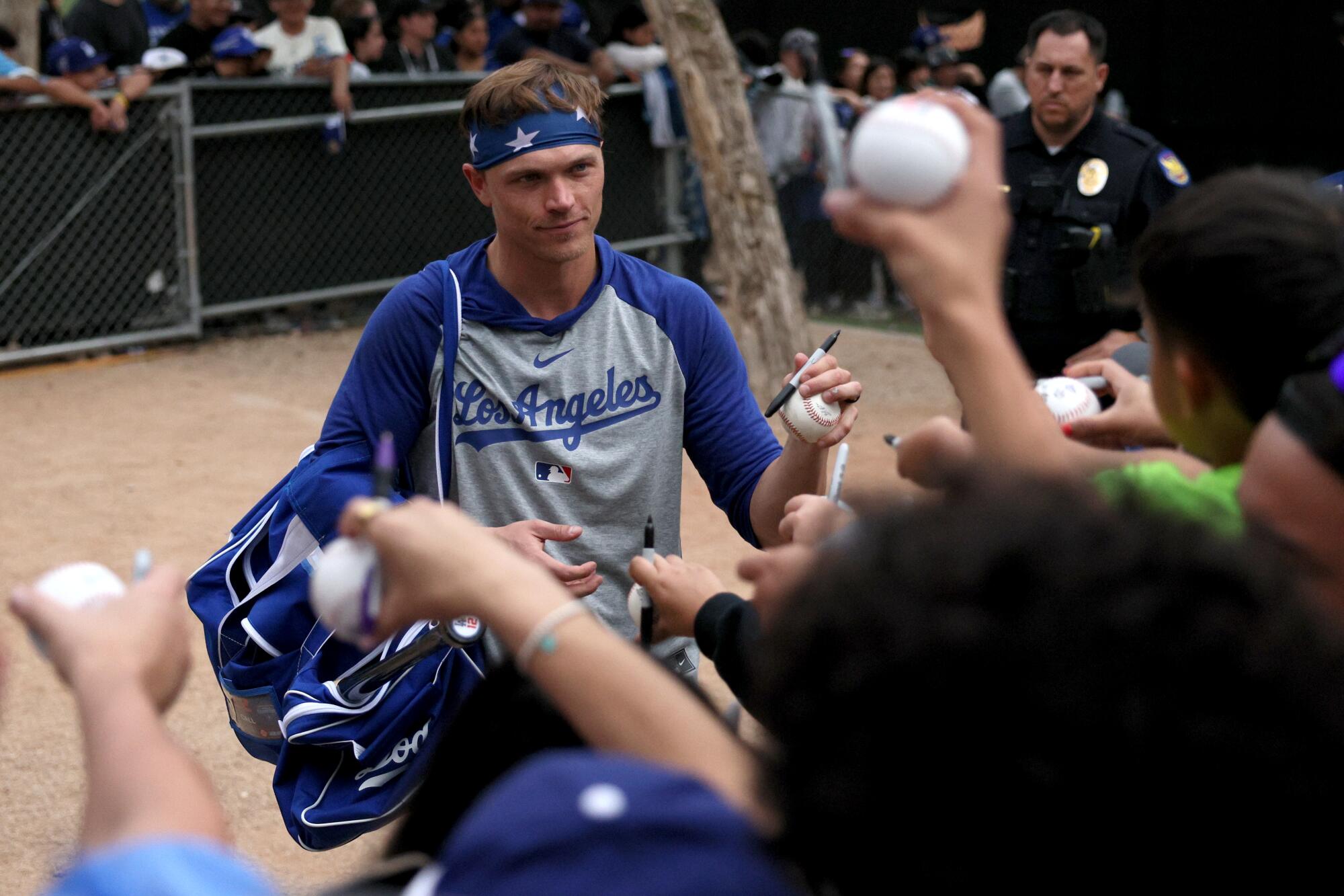 Alex Call hayranları için imza imzalıyor.