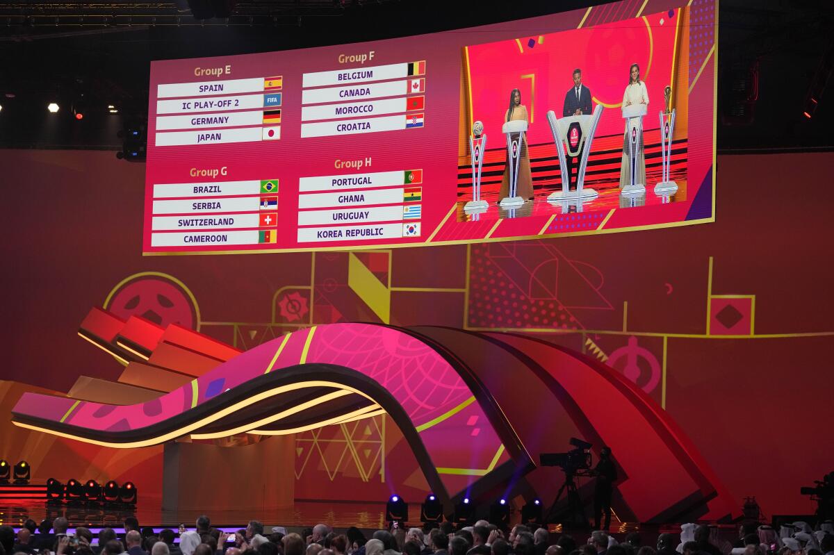 La imagen muestra el sorteo del Mundial se lleva a cabo en Doha, Qatar, el viernes 1 de abril de