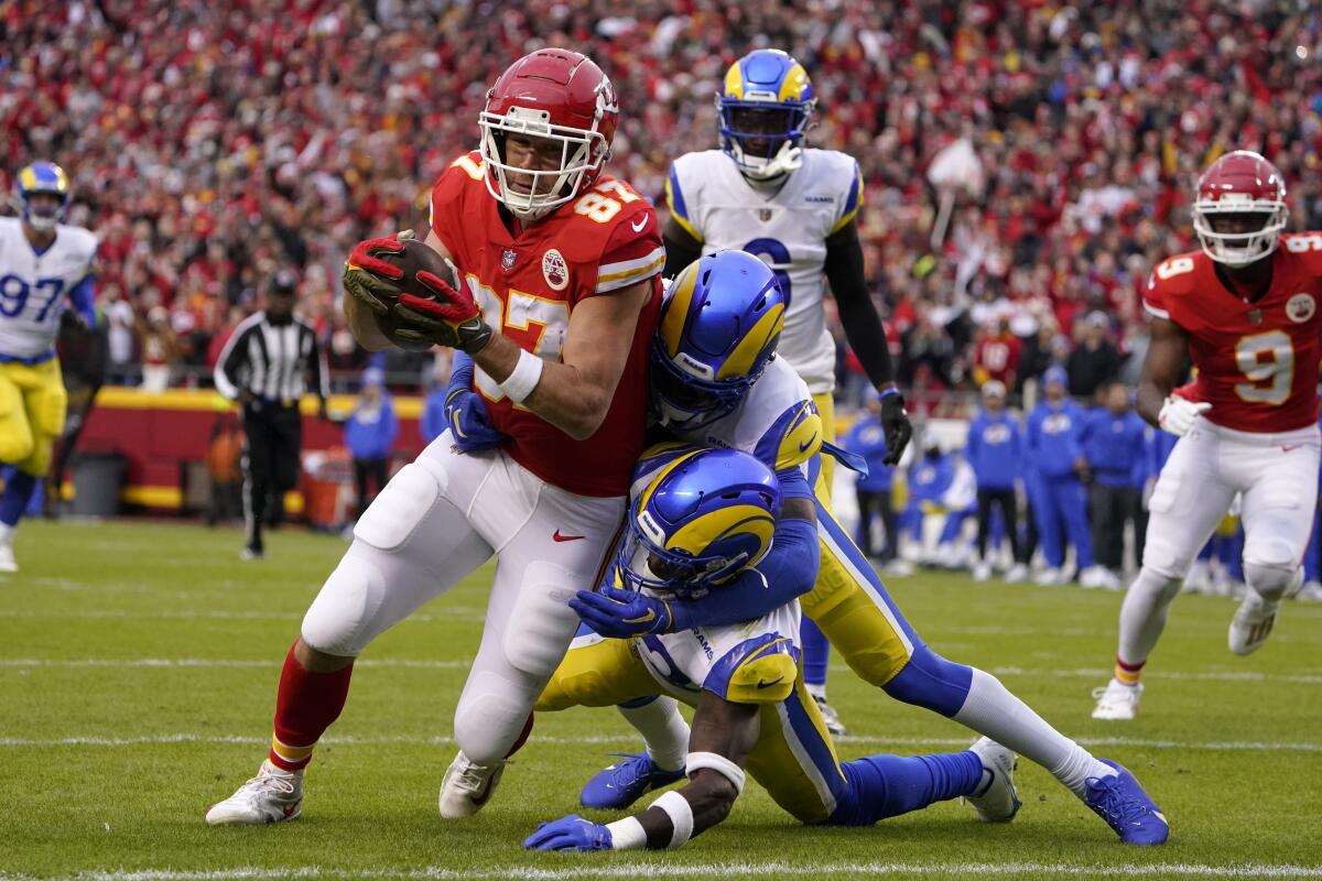 Chiefs tight end Travis Kelce scores on a 39-yard reception ahead of Rams safety Nick Scott and cornerback Jalen Ramsey.