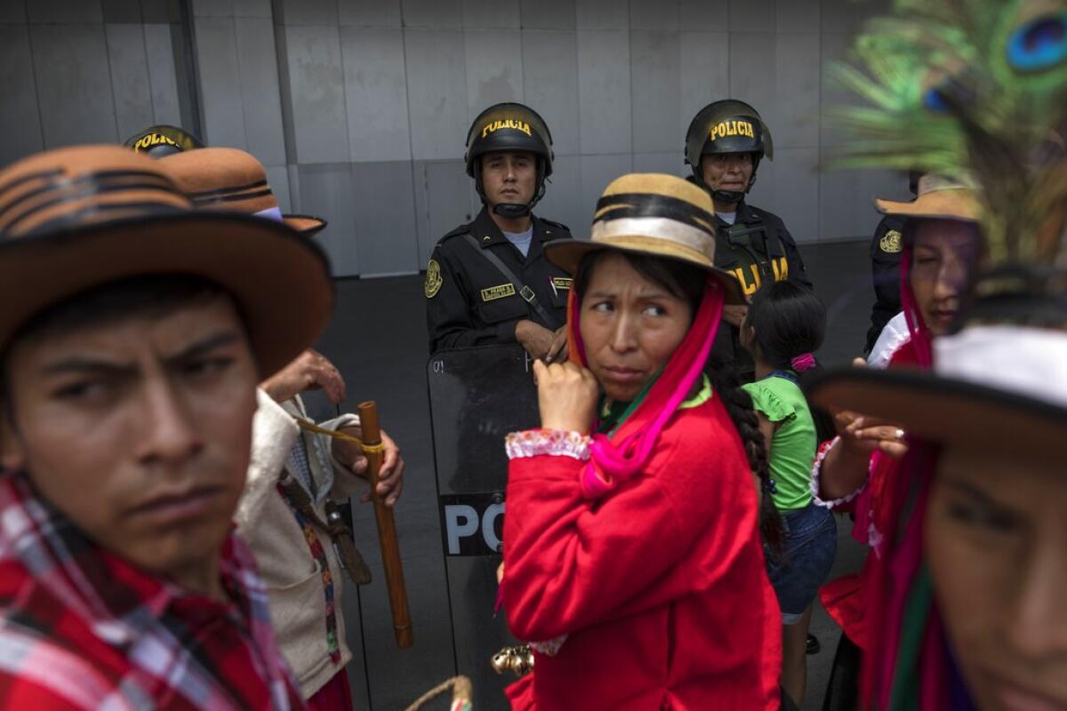 Policía antidisturbios monta guardia mientras simpatizantes de diferentes partidos políticos esperan la salida de legisladores electos tras recibir sus credenciales de la Corte Electoral en Lima, Perú, el viernes 28 de febrero de 2020.