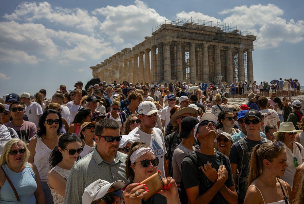 ARCHIVO - Turistas visitan el Partenón en la Acrópolis de Atenas, 4 de julio de 2023. 