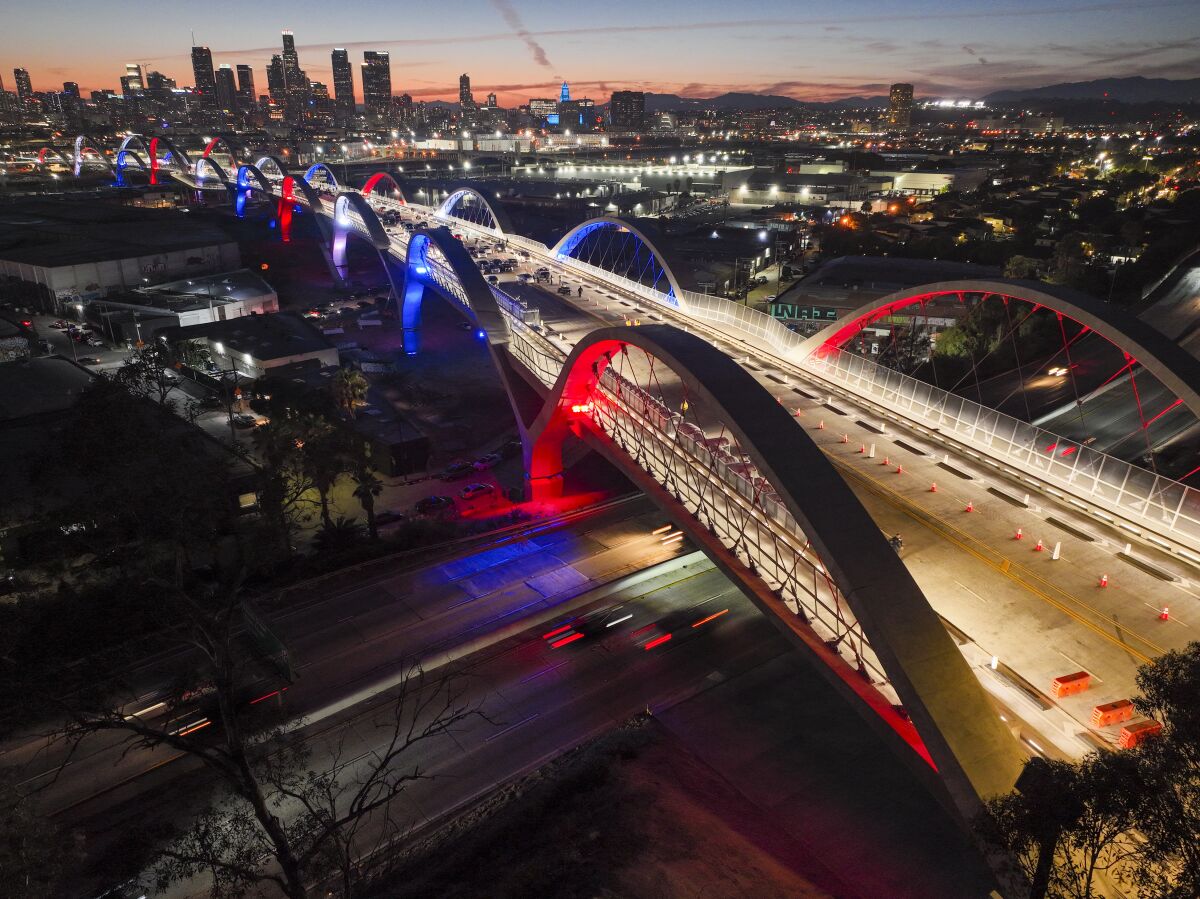 Las autoridades de Los Ángeles iluminan el nuevo puente de la calle 6