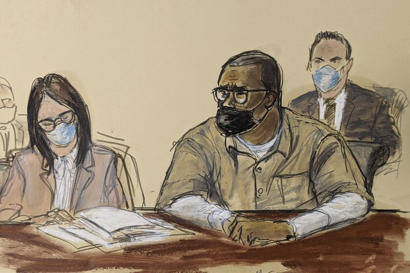 En este boceto de la corte, R. Kelly y su abogada Jennifer Bonjean, a la izquierda, durante la audiencia de su sentencia en un tribunal federal en Nueva York, el miércoles 29 de junio de 2022. El ex superastro del R&B fue sentenciado a 30 años en prisión en un caso de tráfico sexual. (Foto AP/Elizabeth Williams)