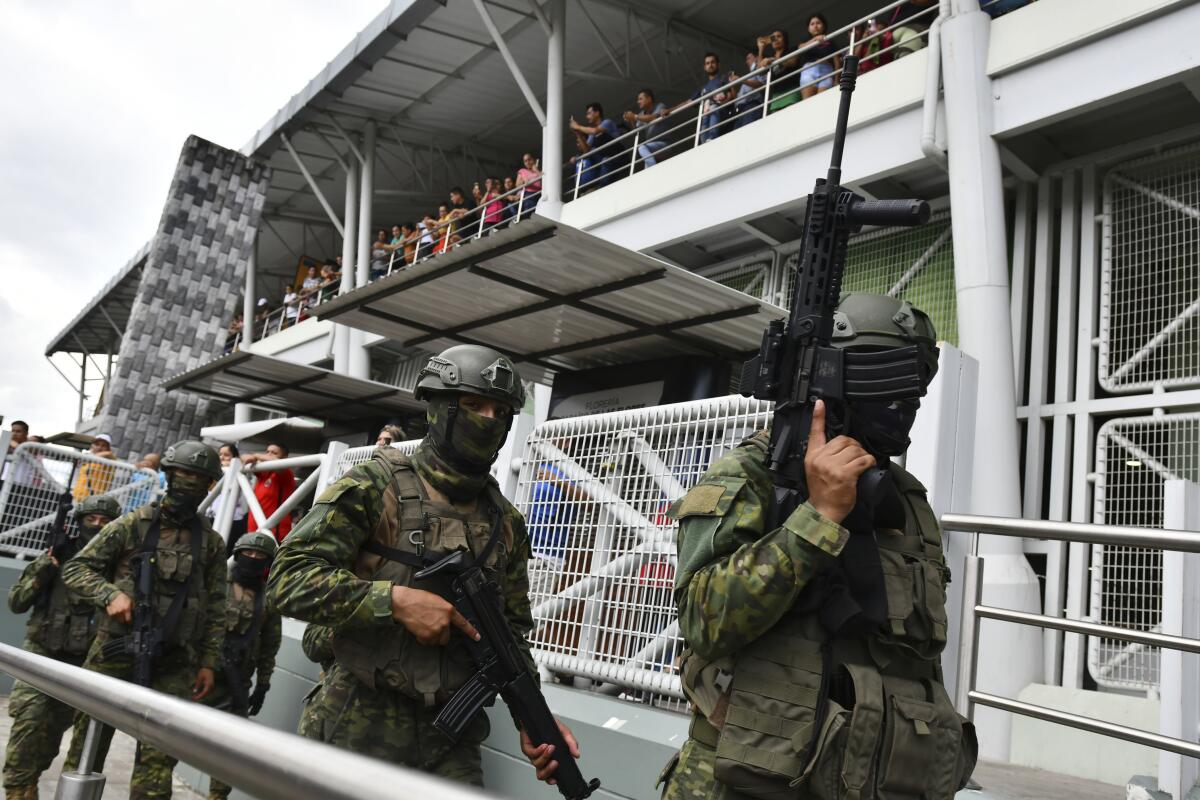 Militares patrullan a las afueras de un mercado abierto, en Portoviejo, Ecuador, 