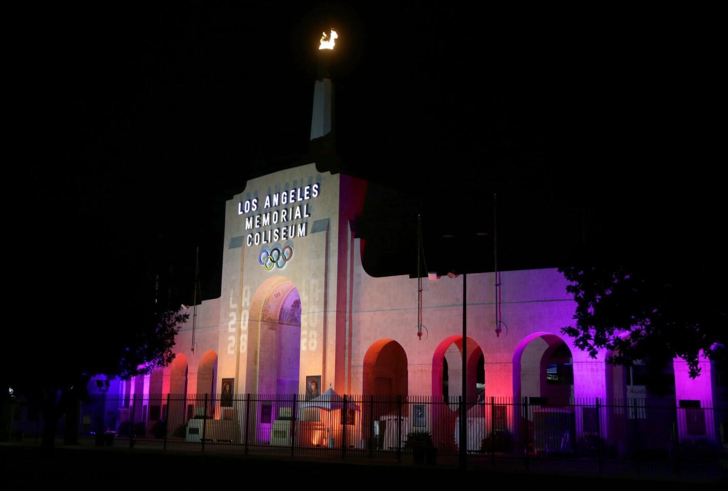 El Coliseum de Los Ángeles engalanado con luces de colores tras el anuncio oficial de la ciudad de Los Ángeles como sede de los Juegos Olímpicos 2028, en Los Ángeles, California.