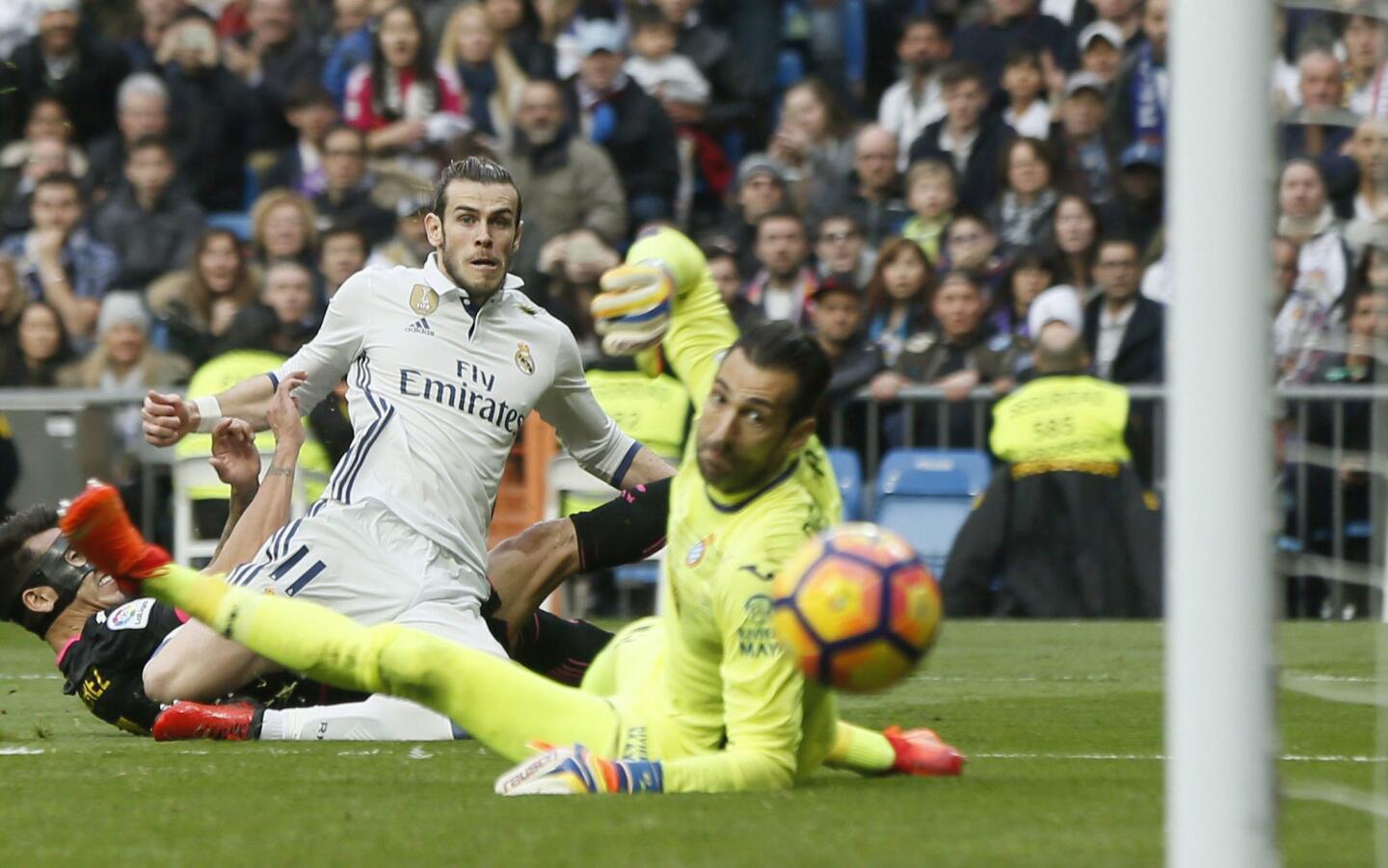 El atacante de Real Madrid Gareth Bale celebra tras anotar el segundo gol del equipo en un partido el sábado contra Espanyol en la Liga española. Madrid ganó 2-0. (AP Foto/Francisco Seco) ** Usable by HOY, ELSENT and SD Only **