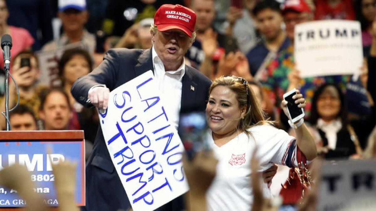 Betty Rivas, oriunda de Ciudad Obregón, tuvo unos minutos de fama en marzo cuando asistió a un mitin de Donald Trump en Arizona y el candidato republicano la invitó a subir al escenario, entusiasmado por su cartel: "Los latinos apoyamos a D. Trump".