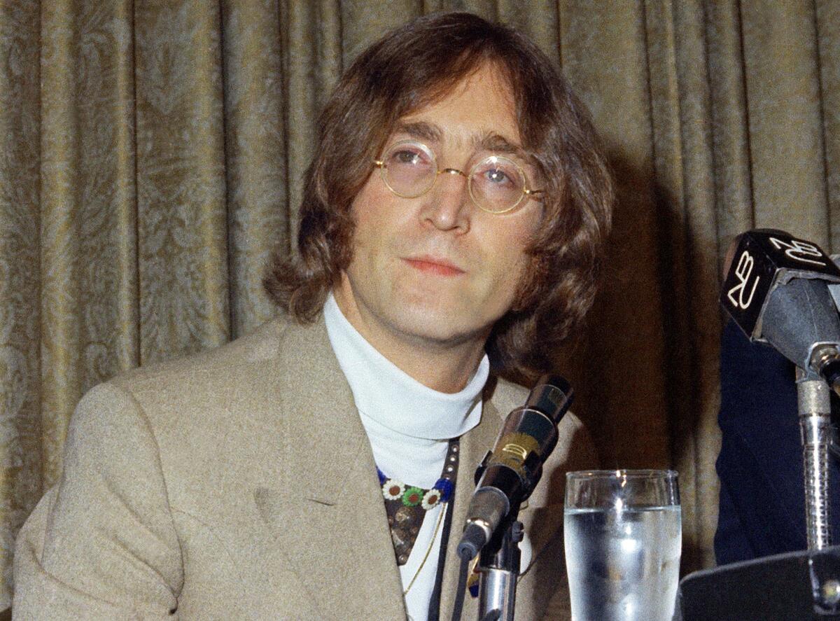 ARCHIVO - El cantante John Lennon aparece durante una conferencia de prensa en el Hotel Americana 