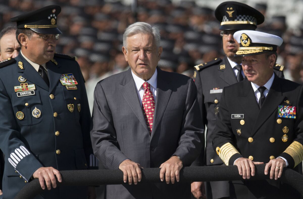 El presidente de México, Andrés Manuel López Obrador, flanqueado por el secretario de Defensa