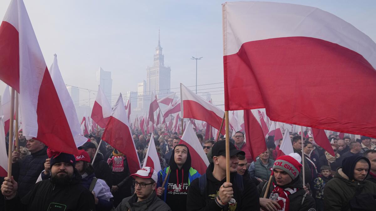 Personas sostienen banderas polacas durante la marcha anual del Día de la Independencia
