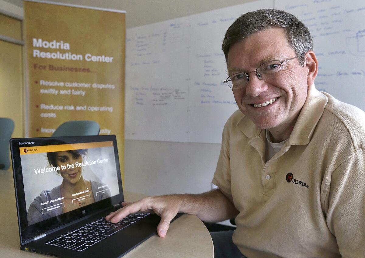 Colin Rule, director ejecutivo de Modria, posando con el programa de resolución de casos jurídicos de su compañía en su laptop, en la sede de la empresa, en San José, California.
