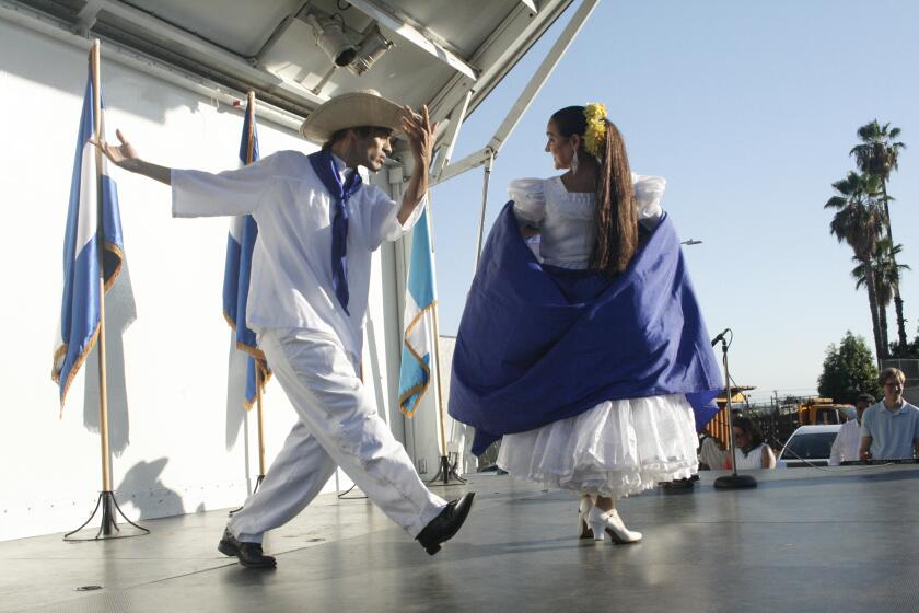 Una pareja realiza un baile folclórico en un acto cívico, realizado en septiembre de 2013, en la Plaza Centroamericana.