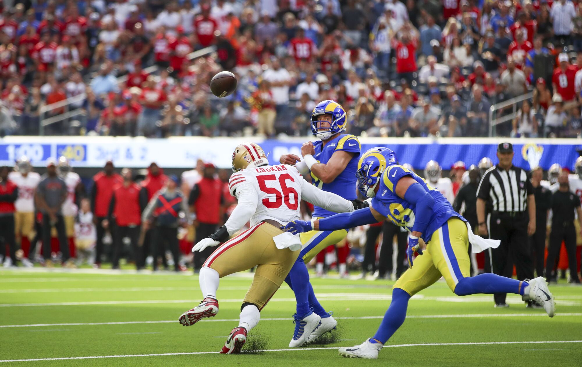 Le quart-arrière des Rams Matthew Stafford lance le ballon sous la pression du joueur de ligne défensive des 49ers Samson Ebukam.