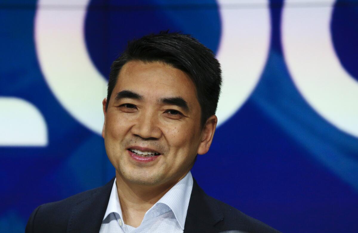 El fundador y CEO de Zoom, Eric Yuan, en Nasdaq para la salida a bolsa de la empresa, en abril de 2019 en Nueva York.
