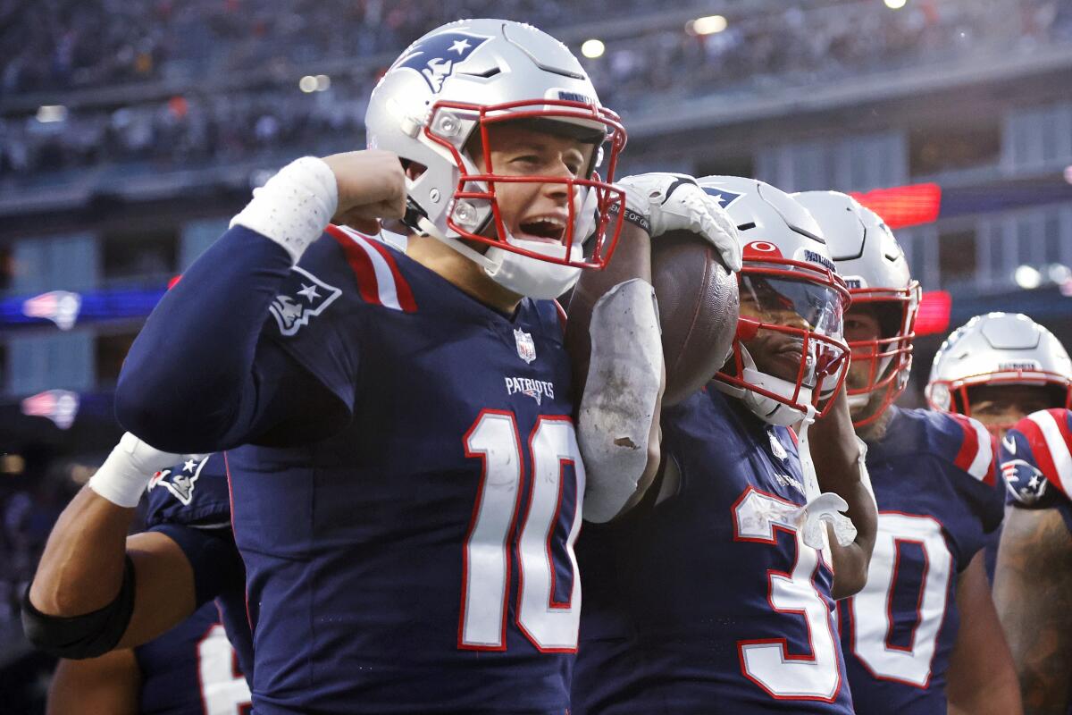 Jones throws 2 TD passes, Patriots roll past Titans 36-13 - The San Diego  Union-Tribune