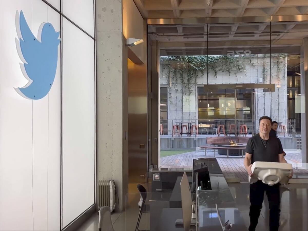 En esta imagen, tomada de la página del multimillonario Elon Musk en Twitter, se ve a Musk ingresando a las oficinas