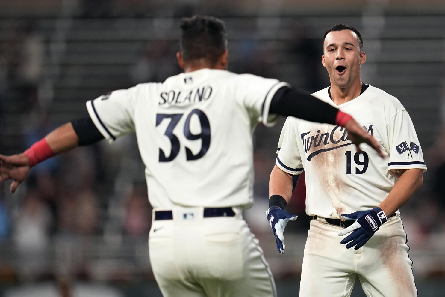 Twins: Kyle Farmer exits vs. White Sox after getting hit in face with pitch