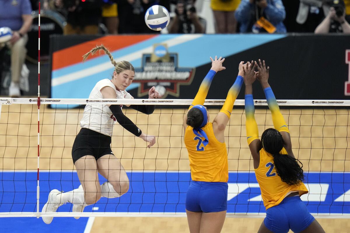 Murray, Allick lead Nebraska to a 3set sweep over Pittsburgh in the