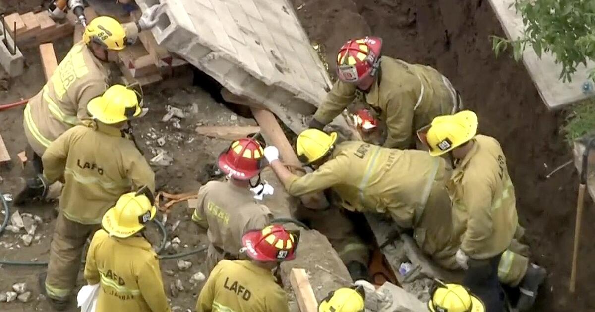 1 man killed, 2 others rescued after wall collapses in Pacoima ... - Los Angeles Times