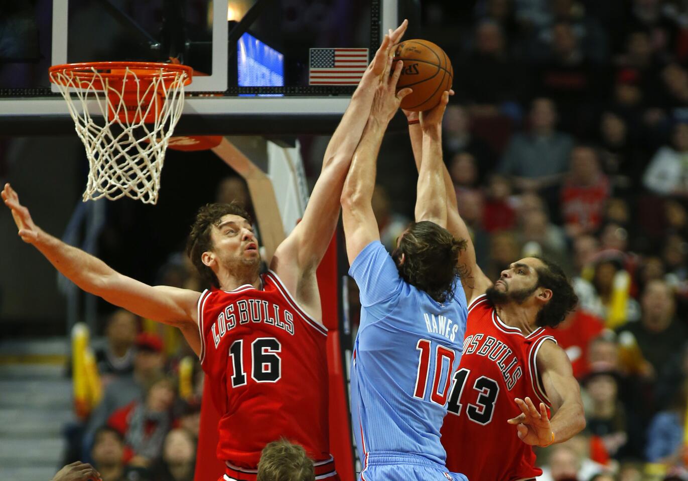 Clippers center Spencer Hawes tries to score against the defense of Bulls big men Pau Gasol (16) and Joakim Noah (13) in the second half.