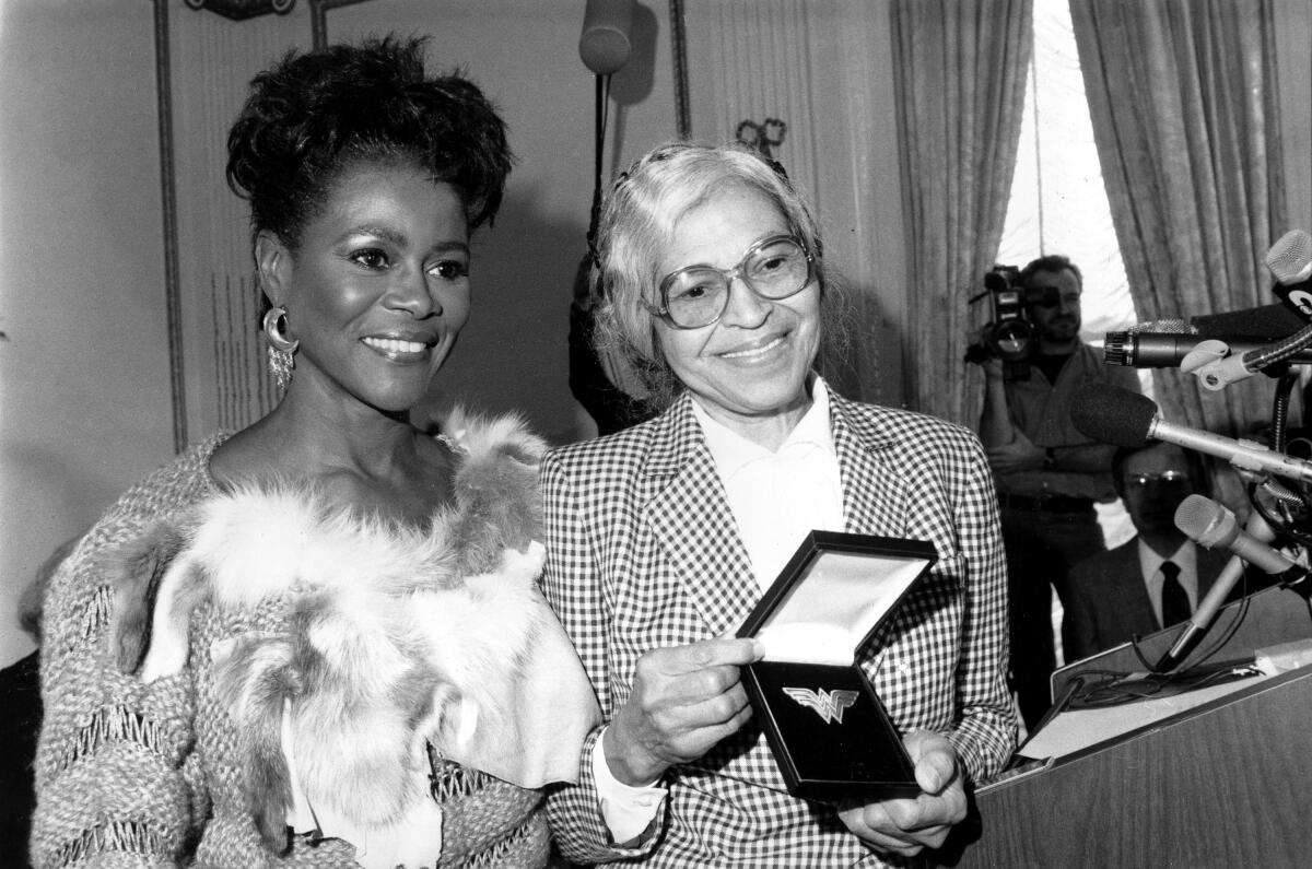 Cicely Tyson presents an award to Rosa Parks 